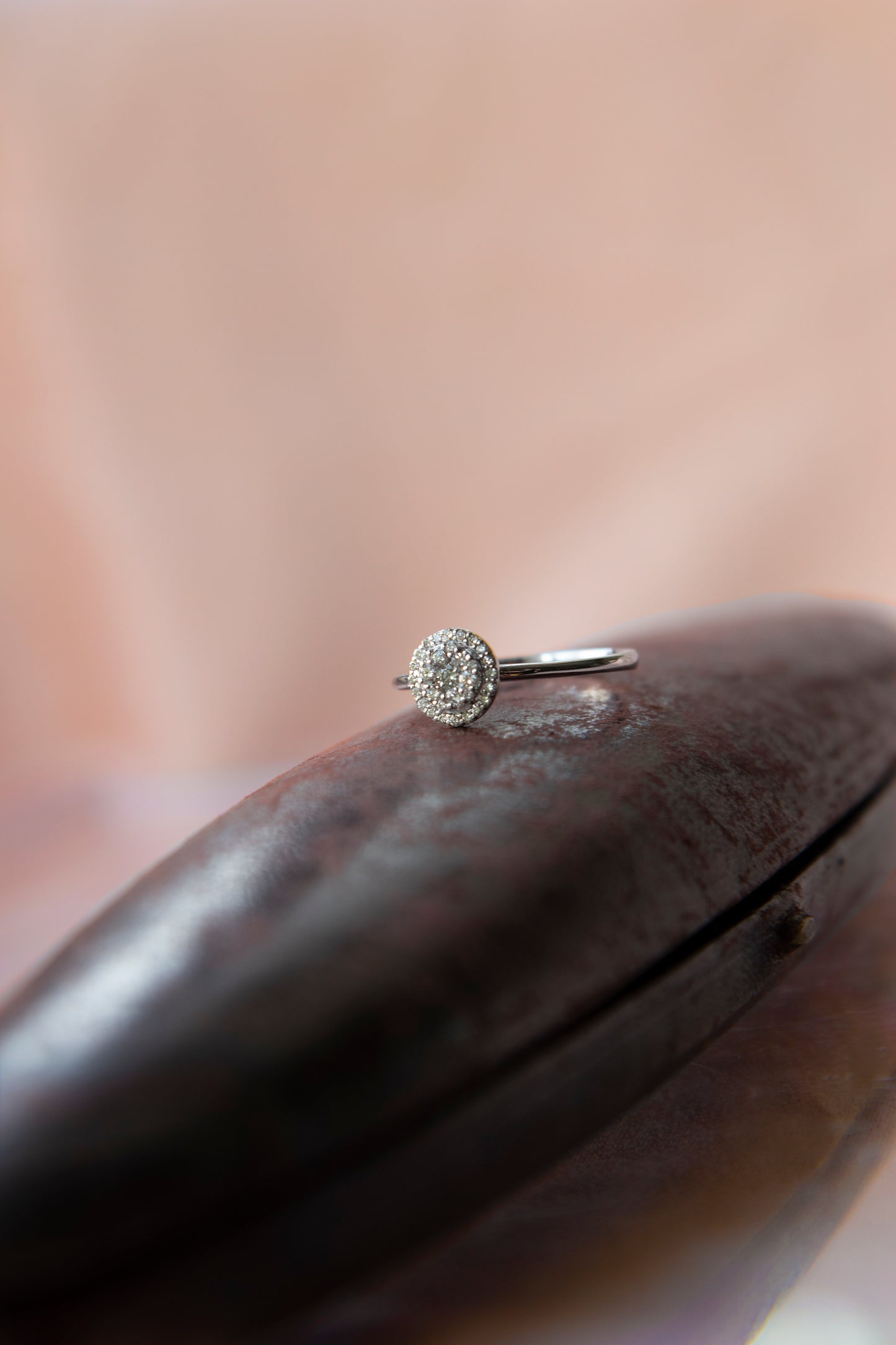 Anillo halo, oro blanco y brillantes