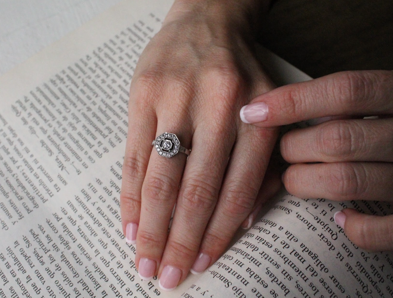 Anillo a pedido, hecho a mano, hexagonal, plata 925, rodio platino y zirconitas.