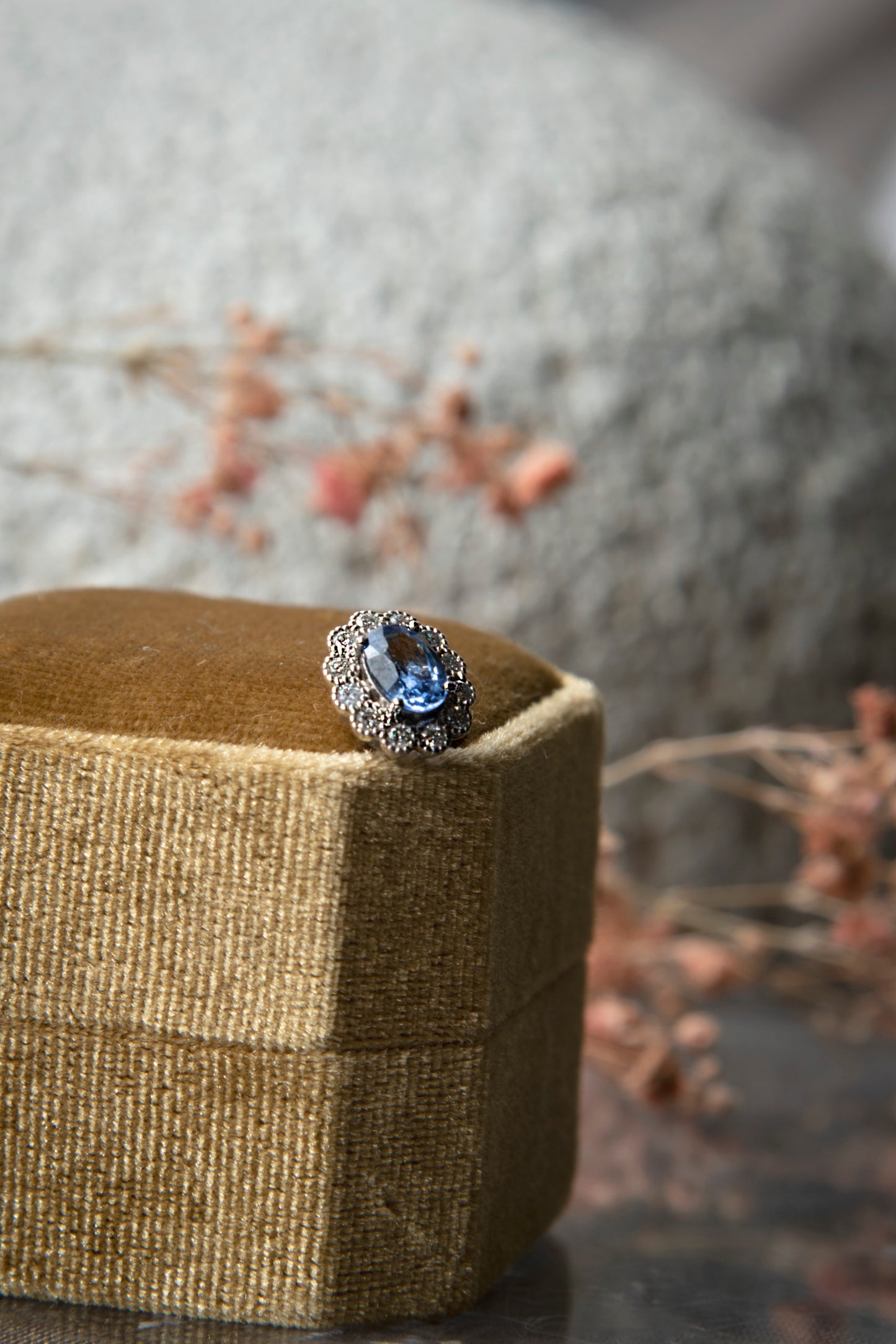 Anillo modelo Lady Di, oro blanco, Zafiro y brillantes