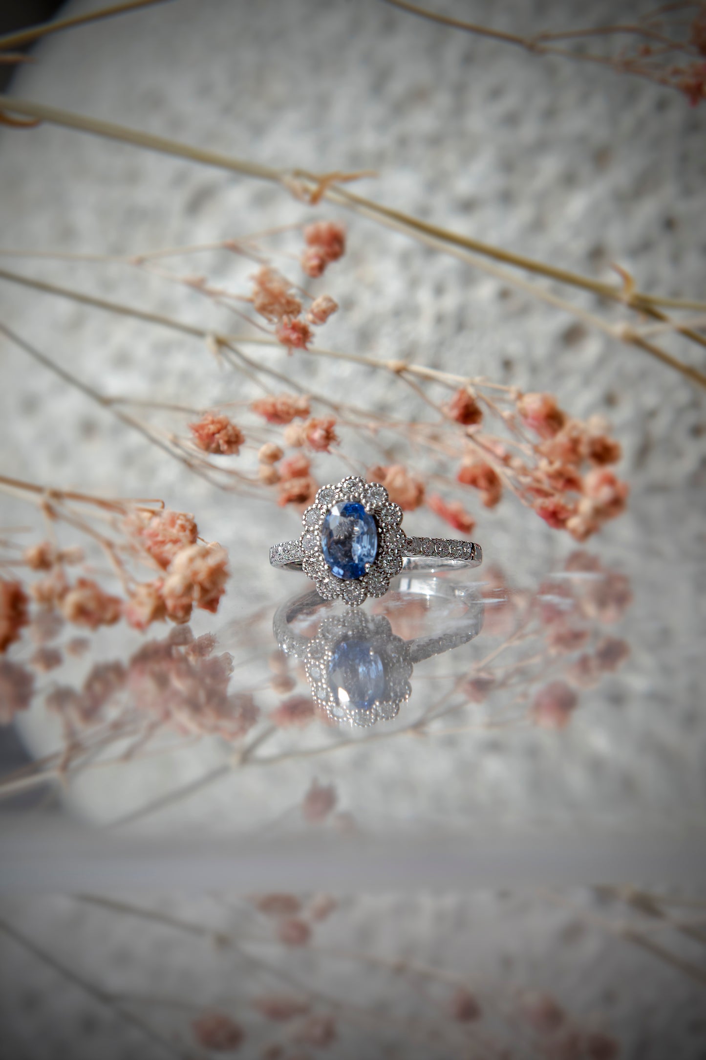 Anillo modelo Lady Di, oro blanco, Zafiro y brillantes