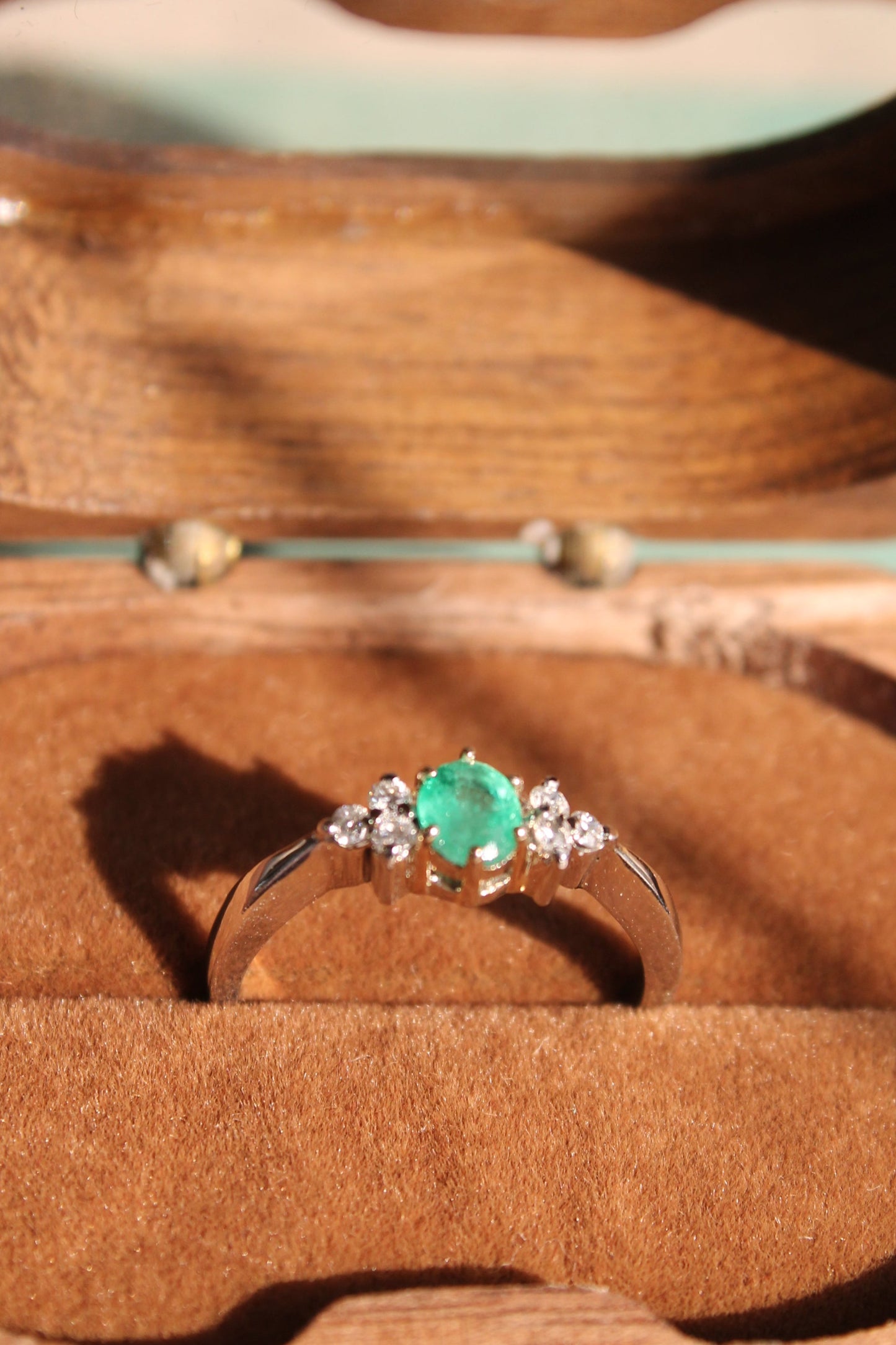Anillo a pedido, hecho a mano de platino, oro amarillo, esmeralda y brillantes.