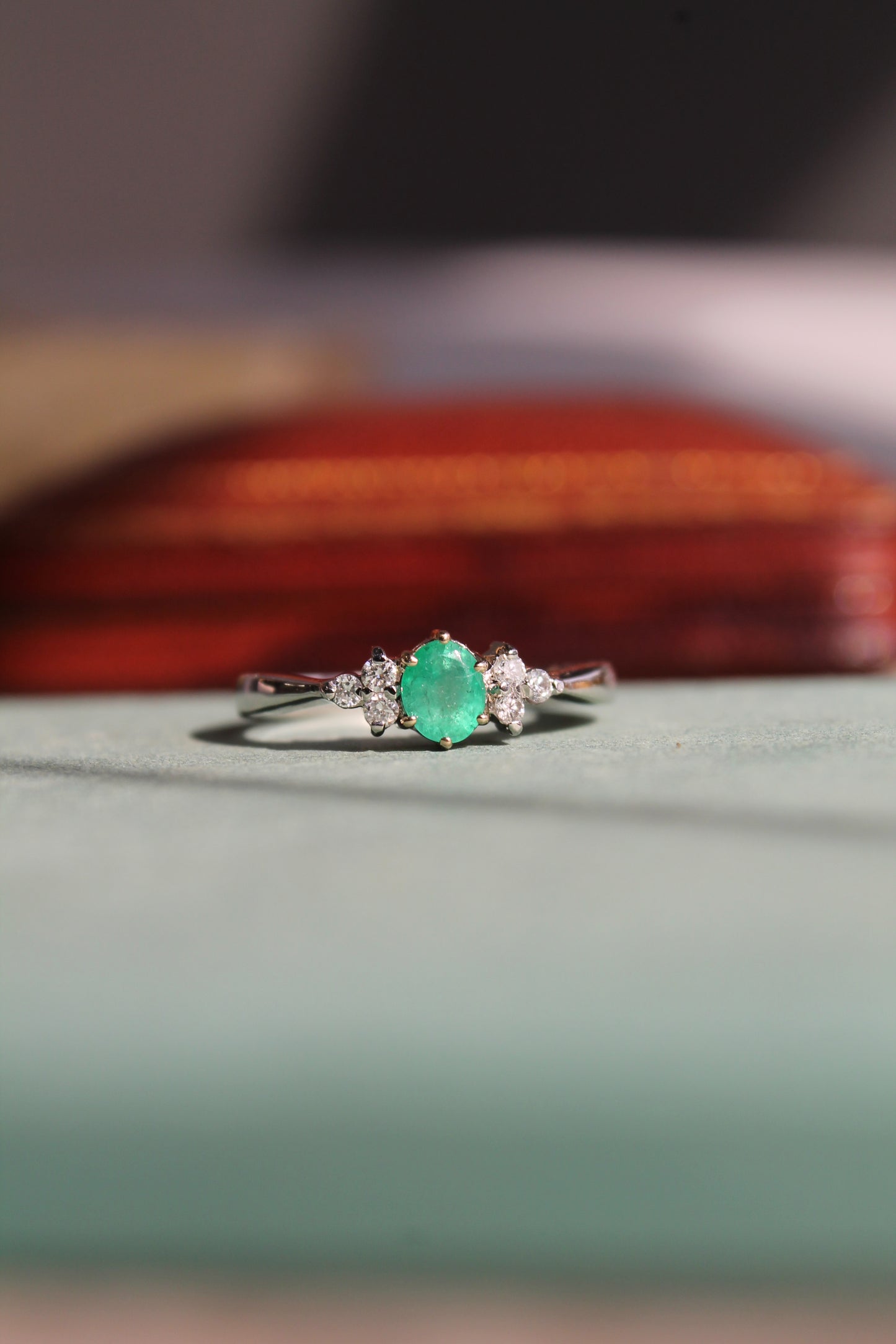 Anillo a pedido, hecho a mano de platino, oro amarillo, esmeralda y brillantes.