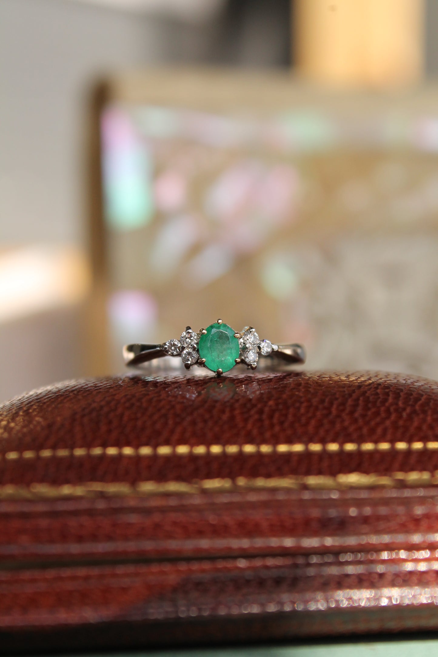 Anillo a pedido, hecho a mano de platino, oro amarillo, esmeralda y brillantes.