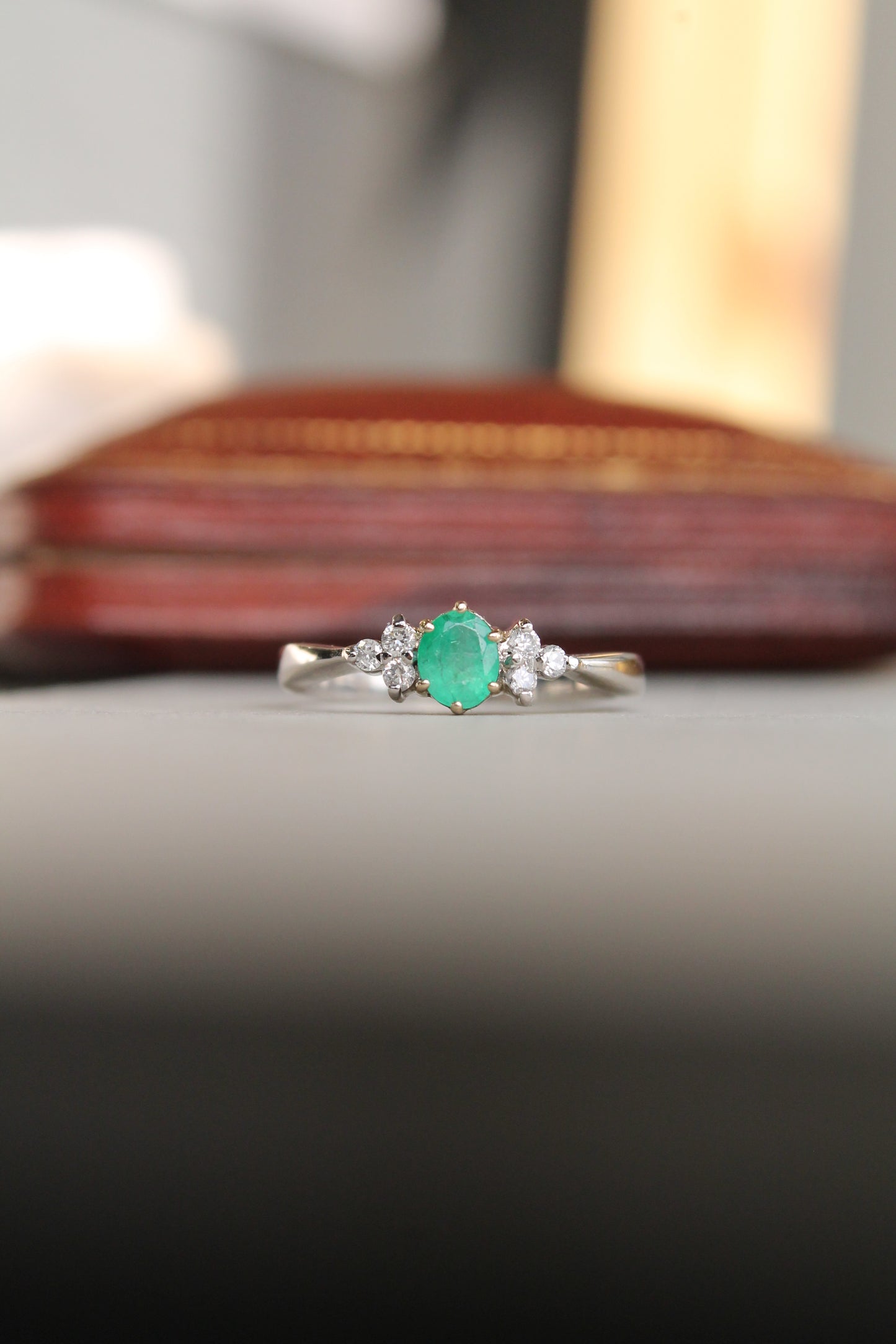 Anillo a pedido, hecho a mano de platino, oro amarillo, esmeralda y brillantes.