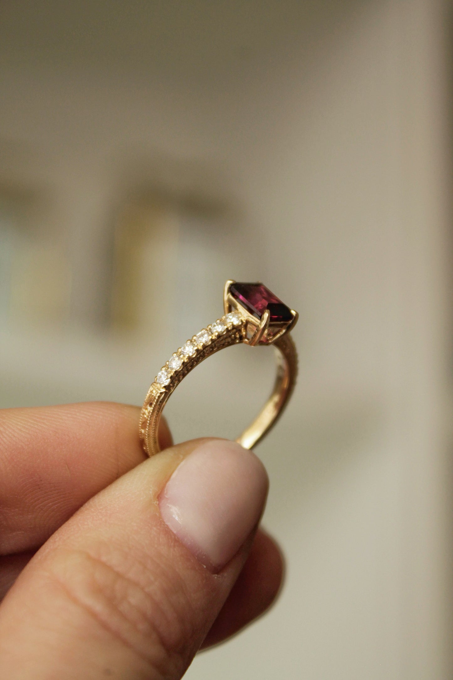 Anillo solitario oro amarillo, granate y brillantes