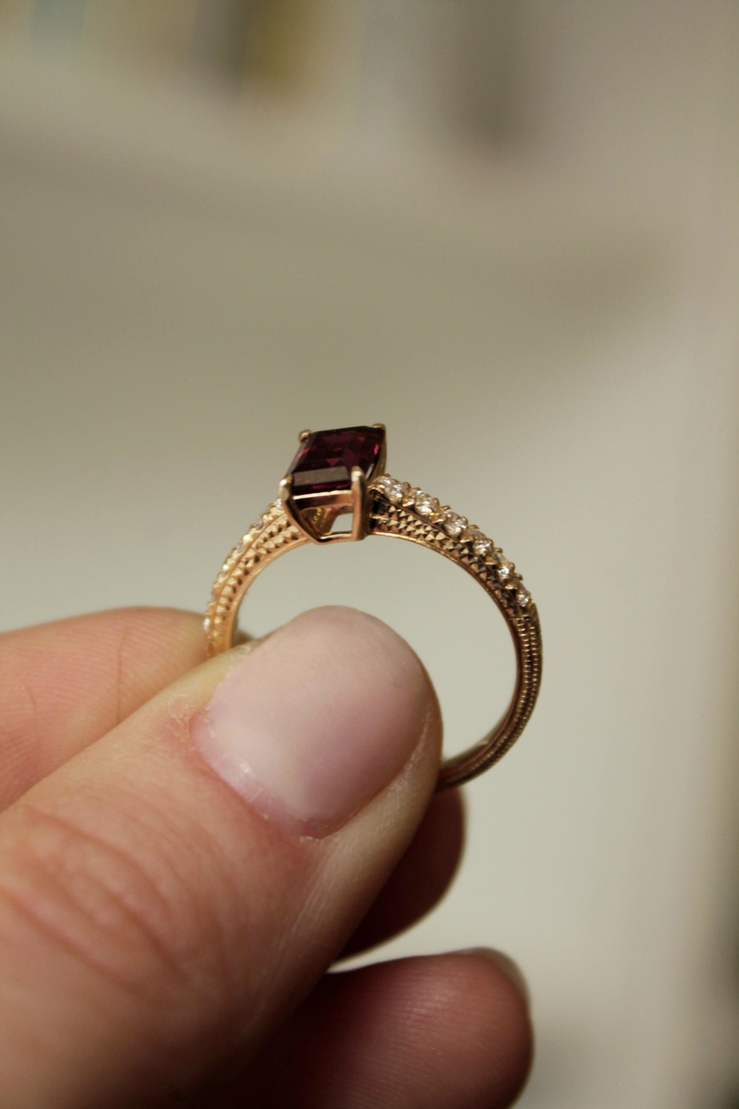 Anillo solitario oro amarillo, granate y brillantes
