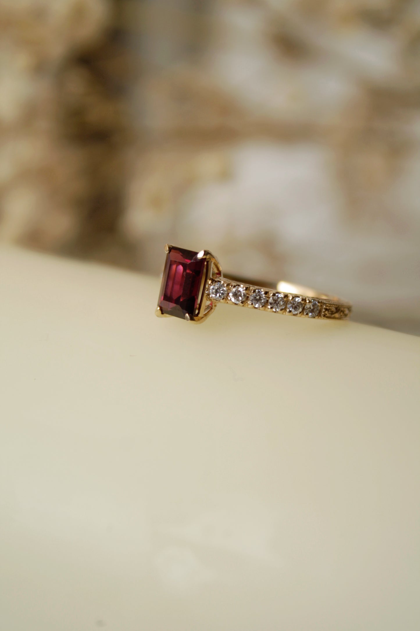 Anillo solitario oro amarillo, granate y brillantes