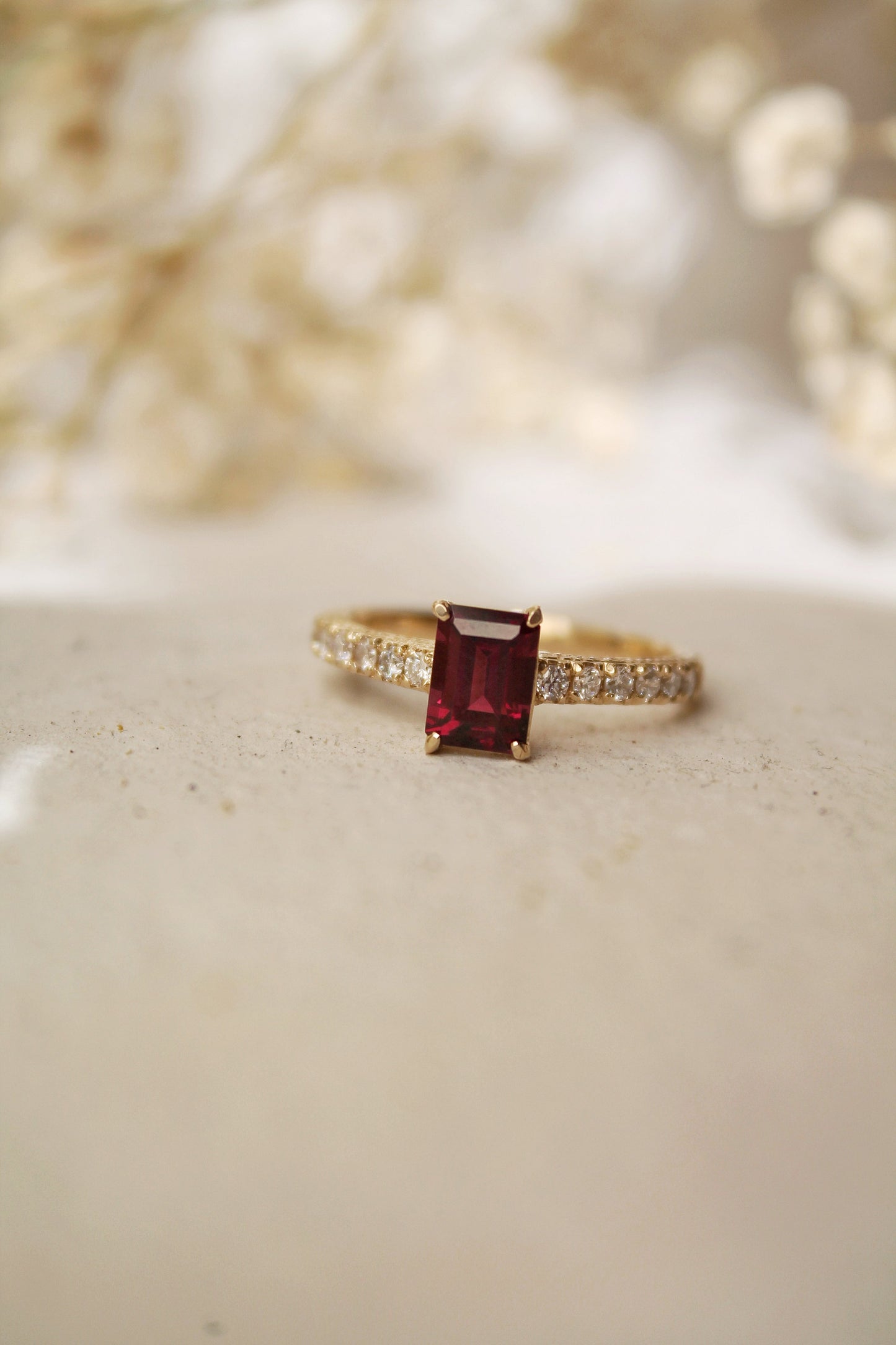 Anillo solitario oro amarillo, granate y brillantes