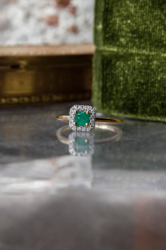 Anillo modelo halo octogonal, oro amarillo, esmeralda y brillantes