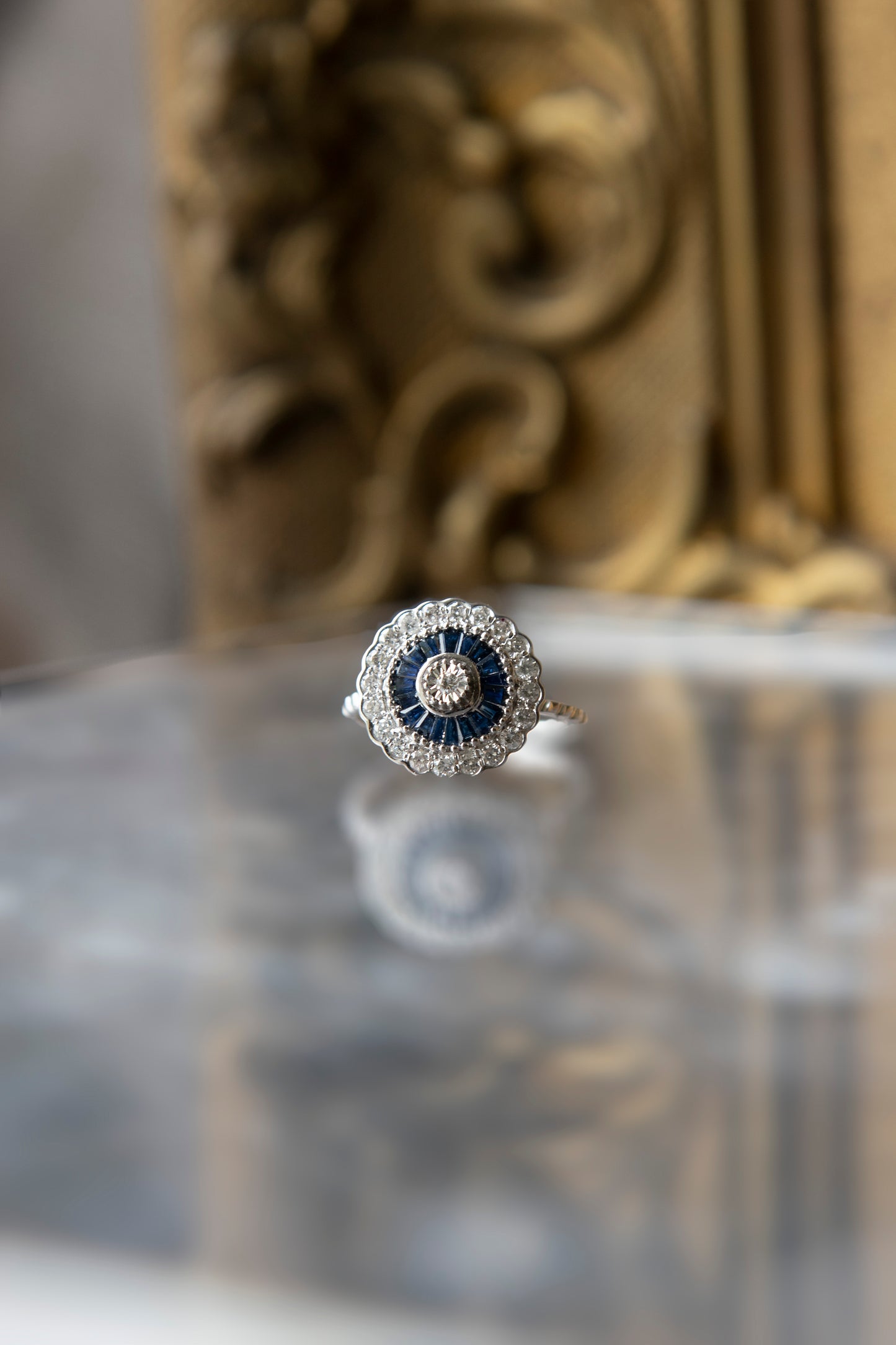 Anillo modelo Ojo de perdiz, oro blanco con baño de rodio, zafiro y diamantes