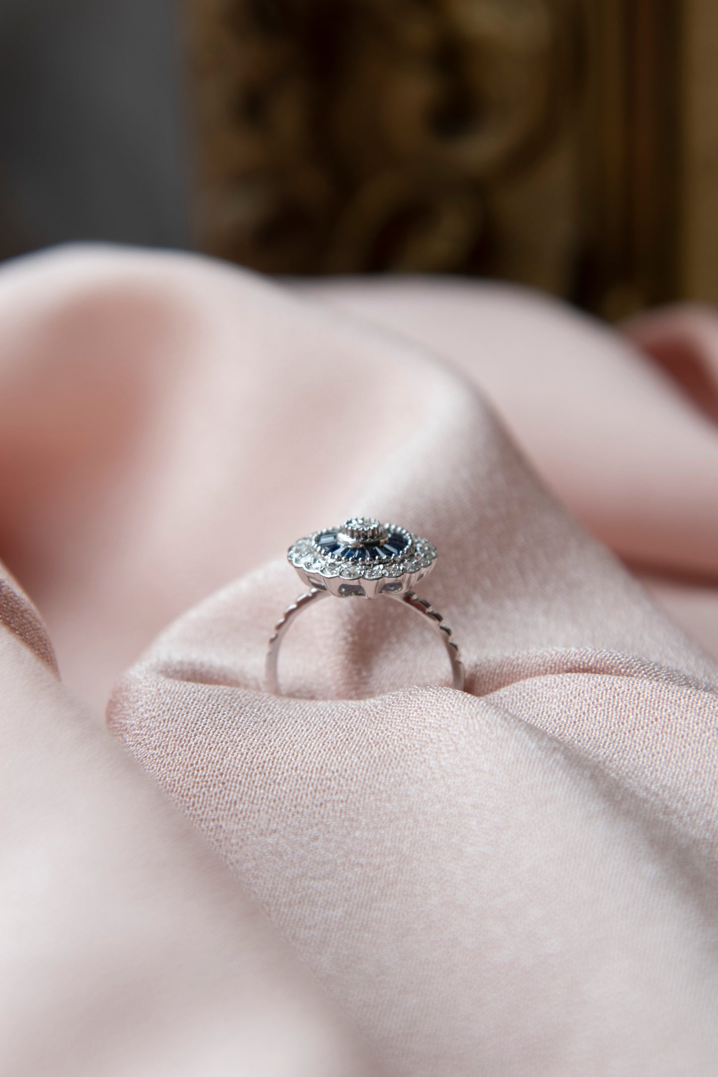 Anillo modelo Ojo de perdiz, oro blanco con baño de rodio, zafiro y diamantes