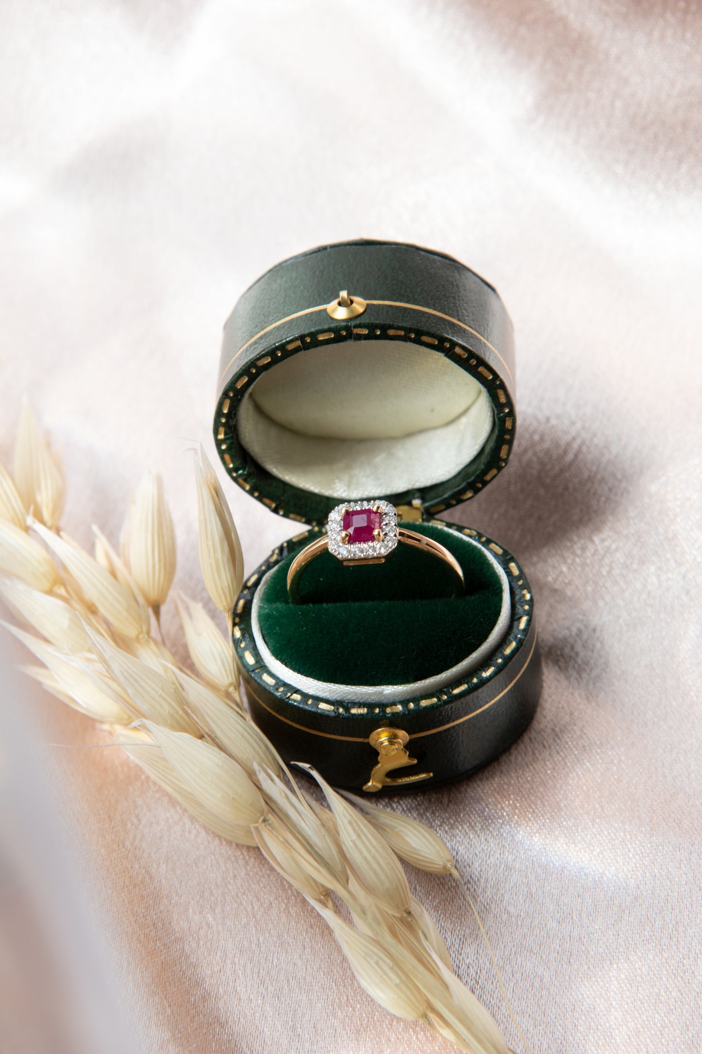 Anillo modelo octogonal, metal oro amarillo, brillantes y rubí