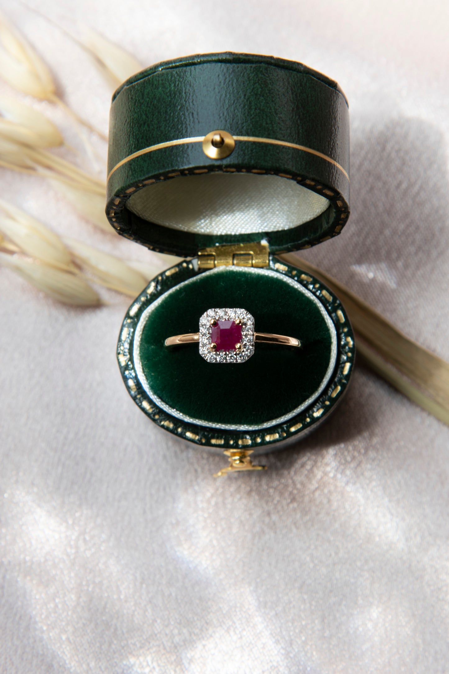 Anillo modelo octogonal, metal oro amarillo, brillantes y rubí