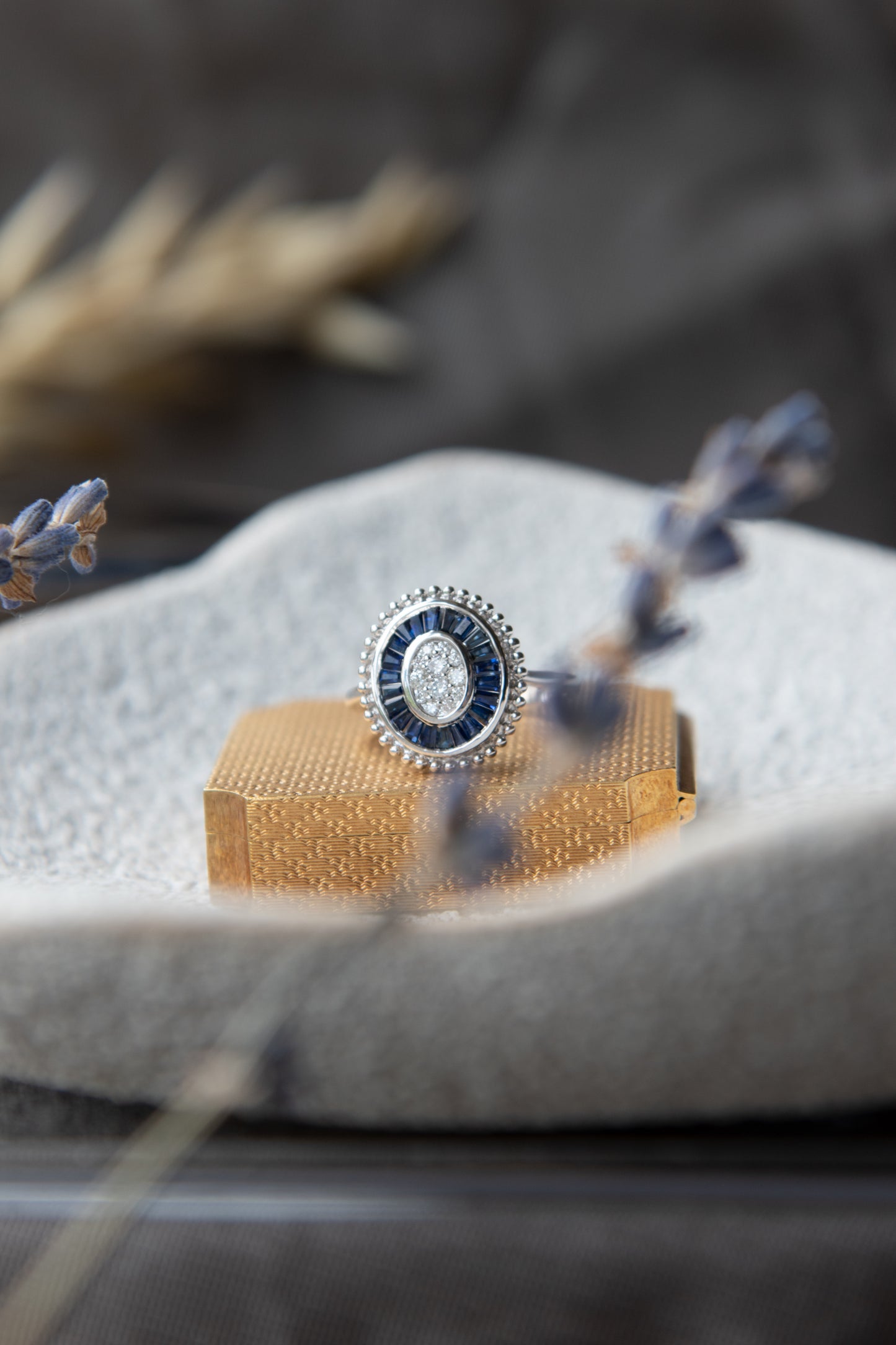 Anillo modelo Ojo de perdiz oval, oro blanco con baño de rodio, zafiro y diamantes