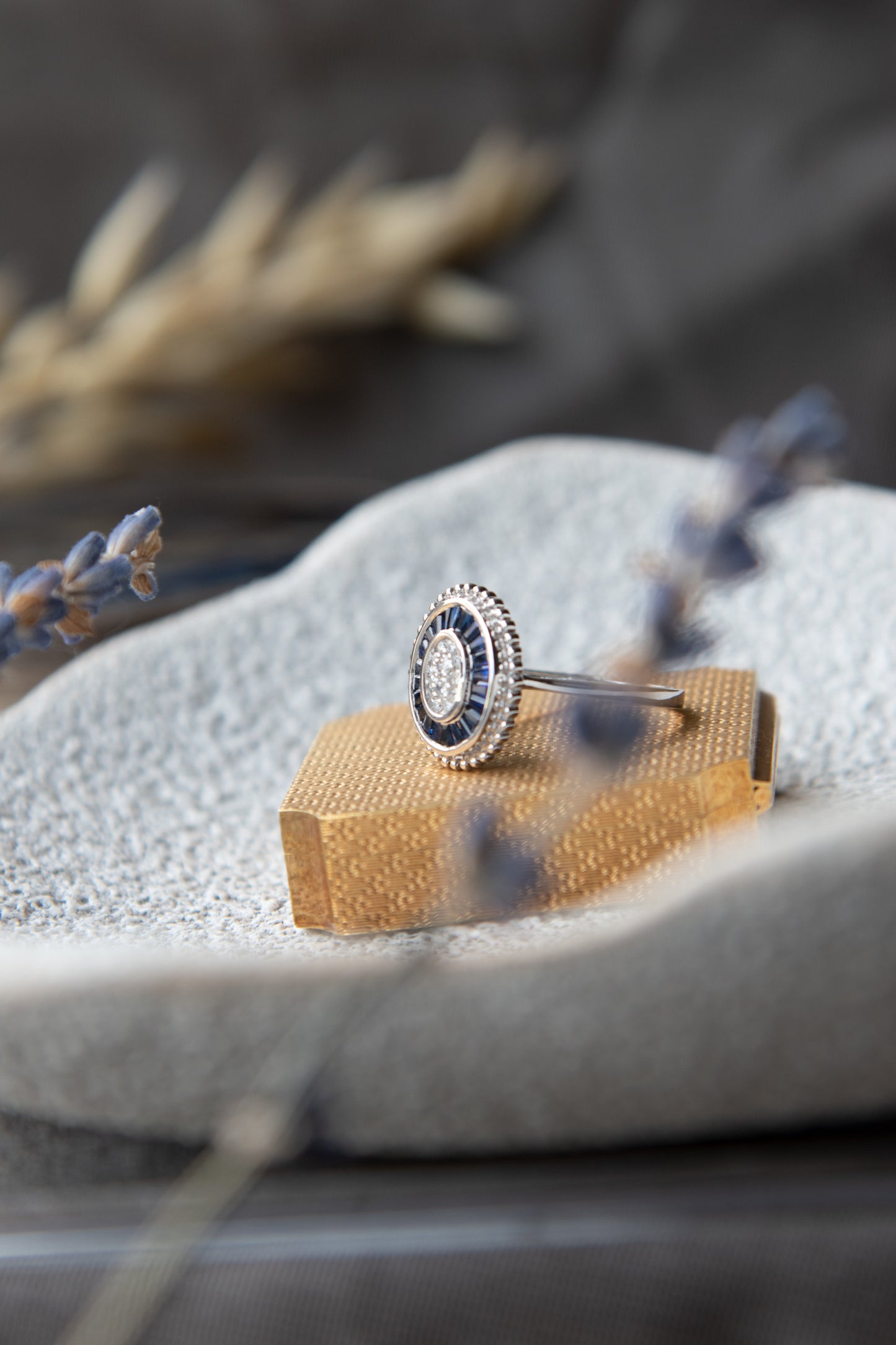 Anillo modelo Ojo de perdiz oval, oro blanco con baño de rodio, zafiro y diamantes