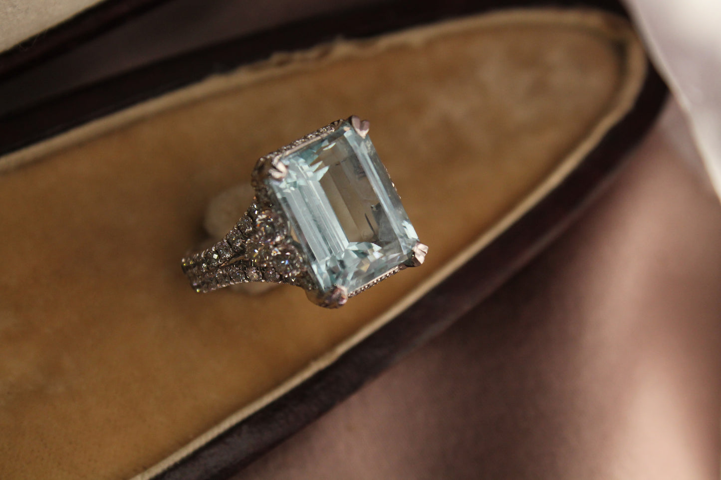 Anillo maxi europeo, hecho a mano, platino, aguamarina y brillantes.