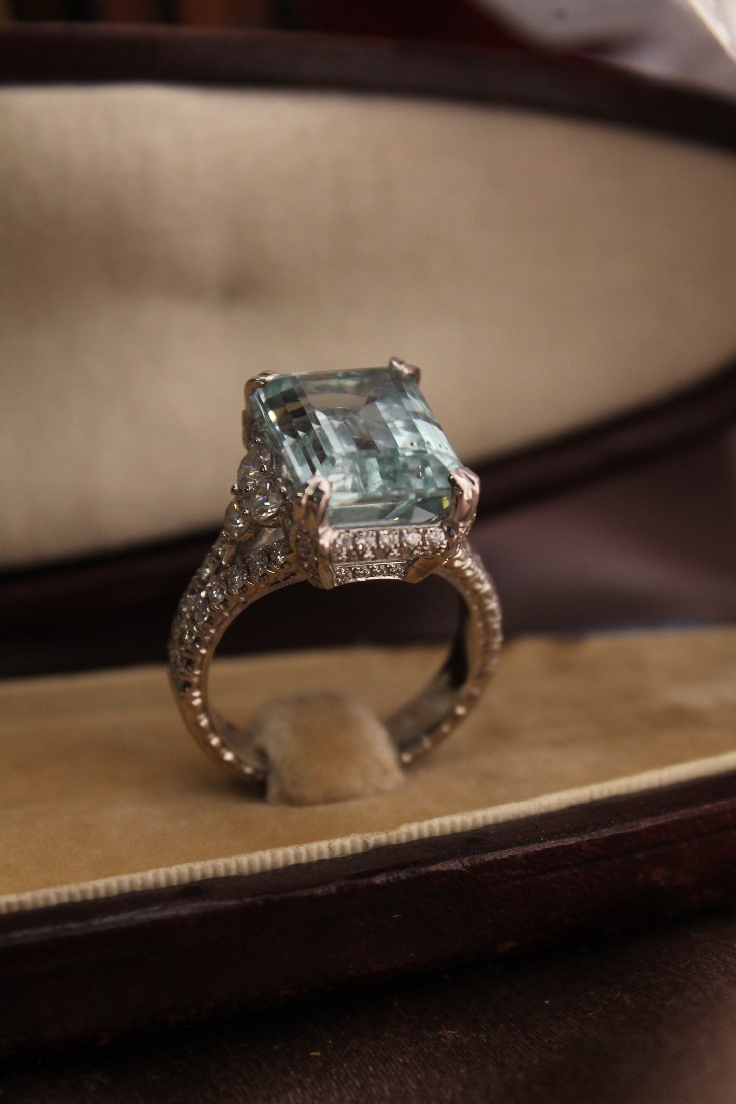 Anillo maxi europeo, hecho a mano, platino, aguamarina y brillantes.
