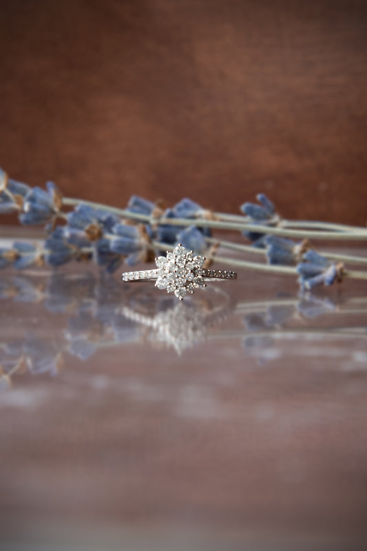 Anillo diseño floral, oro blanco con baño de rodio y brillantes