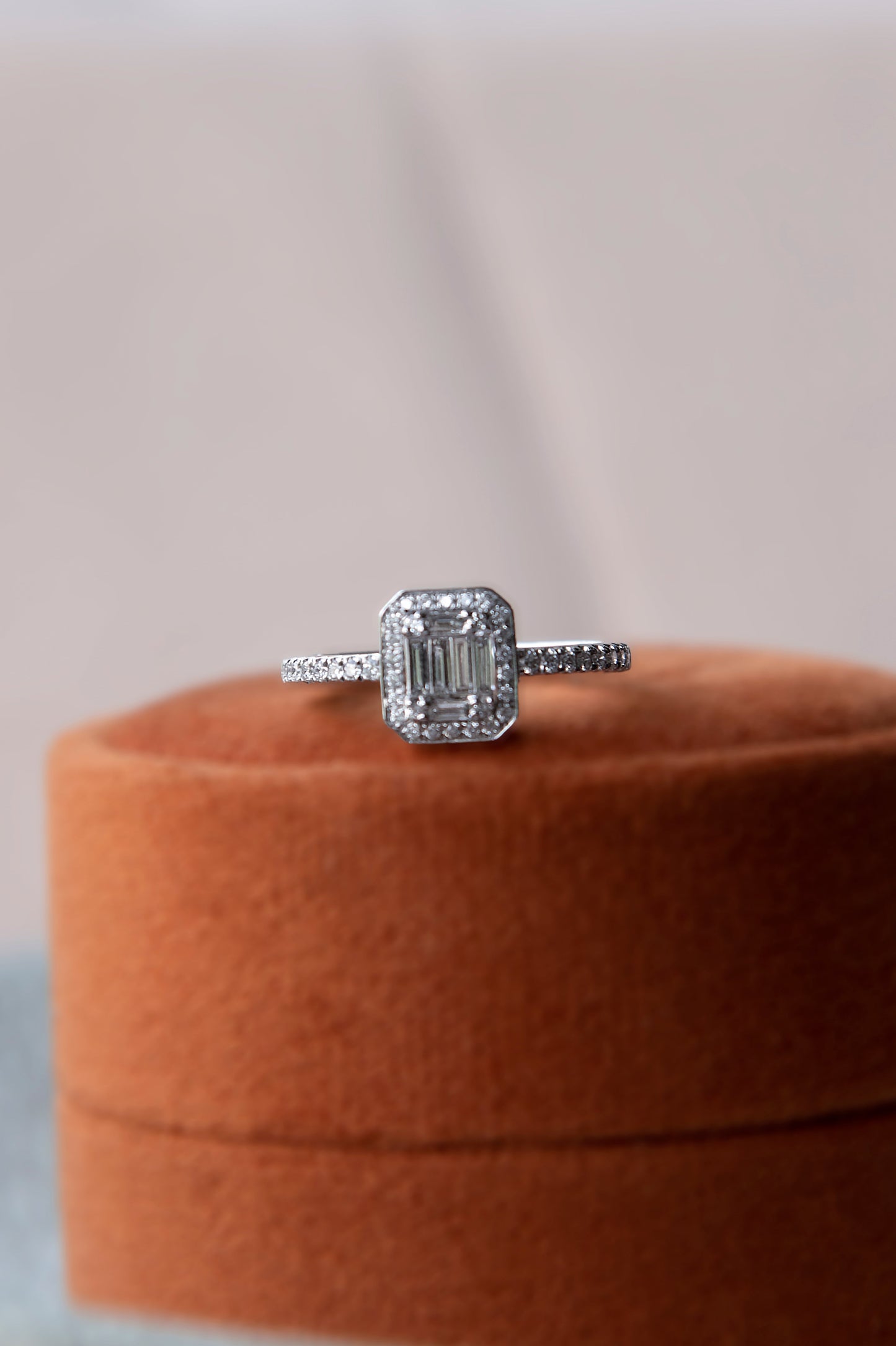 Anillo modelo octogonal, oro blanco con baño de rodio y diamantes