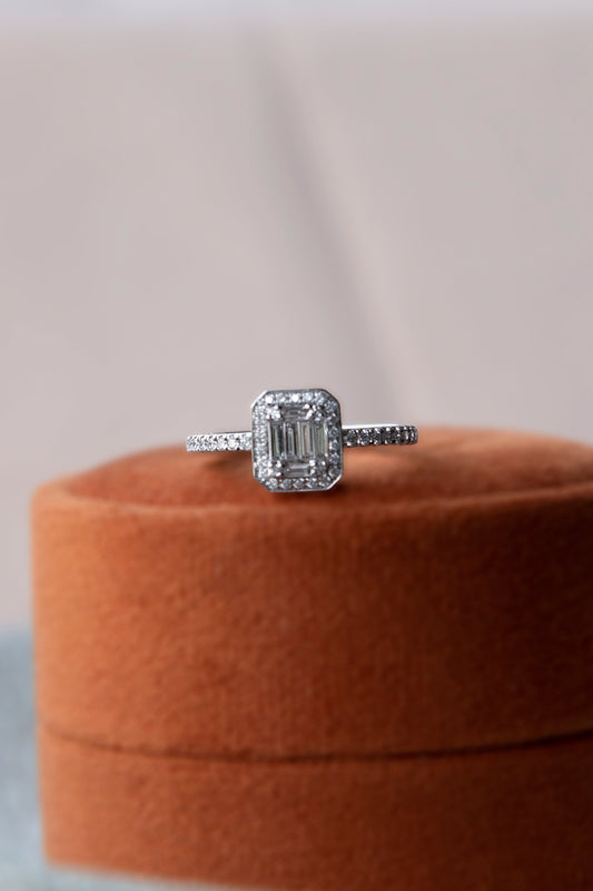 Anillo modelo octogonal, oro blanco con baño de rodio y diamantes