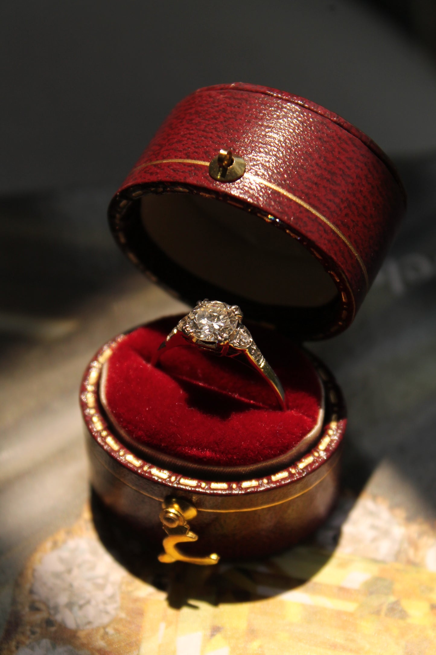 Anillo solitario europeo, hecho a mano, de oro blanco italiano y brillantes.