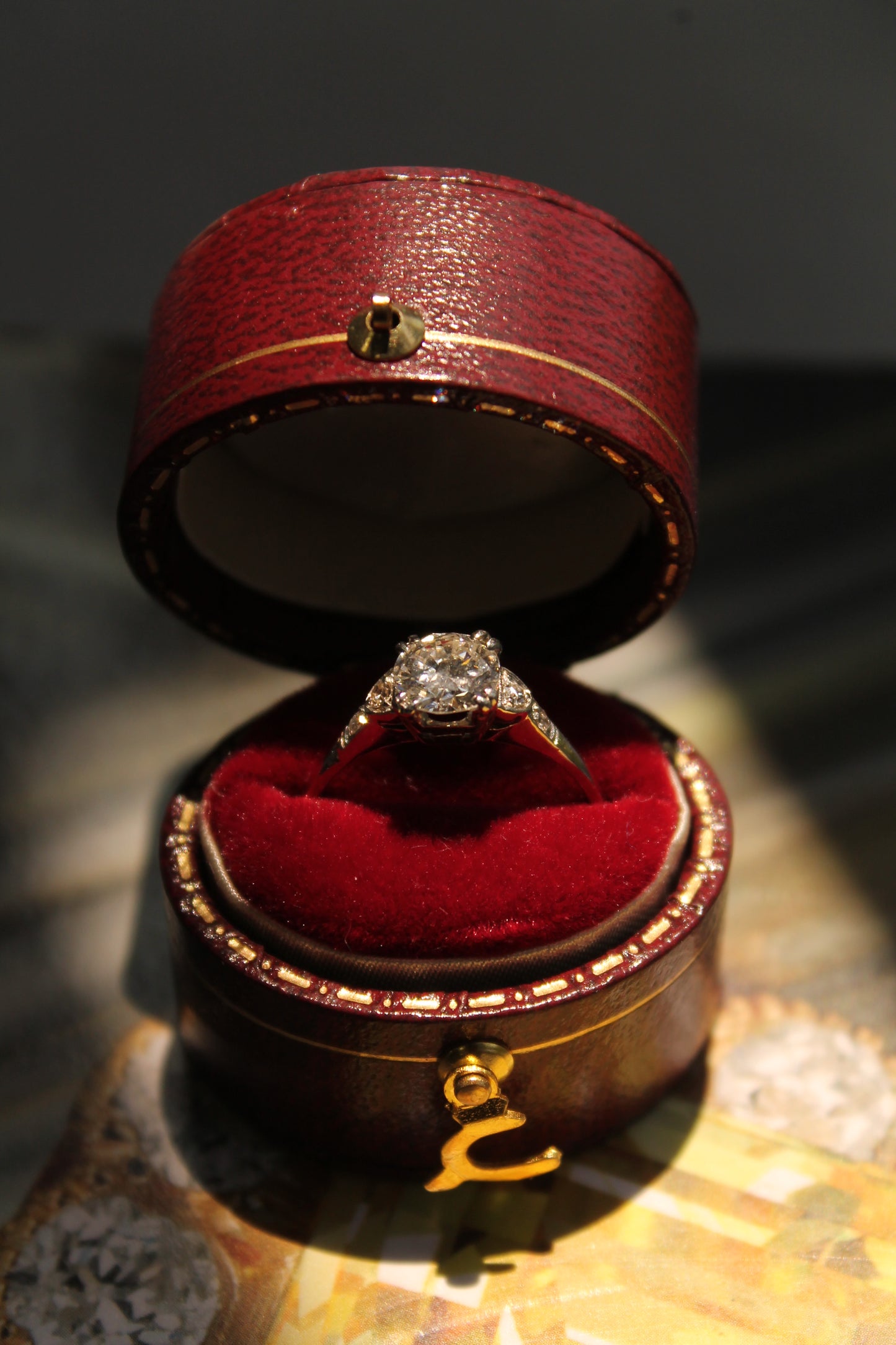 Anillo solitario europeo, hecho a mano, de oro blanco italiano y brillantes.