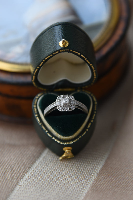 Anillo oro blanco con baño de rodio y brillantes