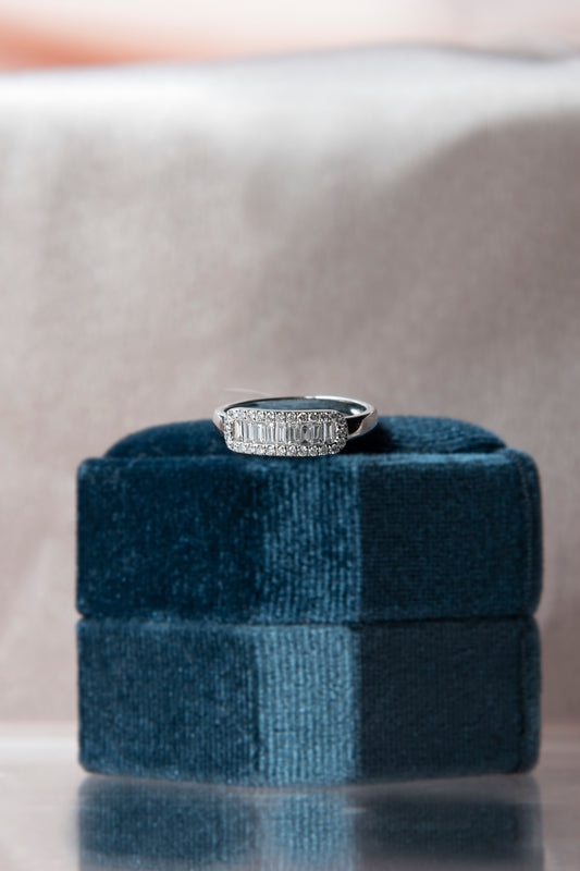 Anillo modelo medio cintillo, oro blanco y diamantes