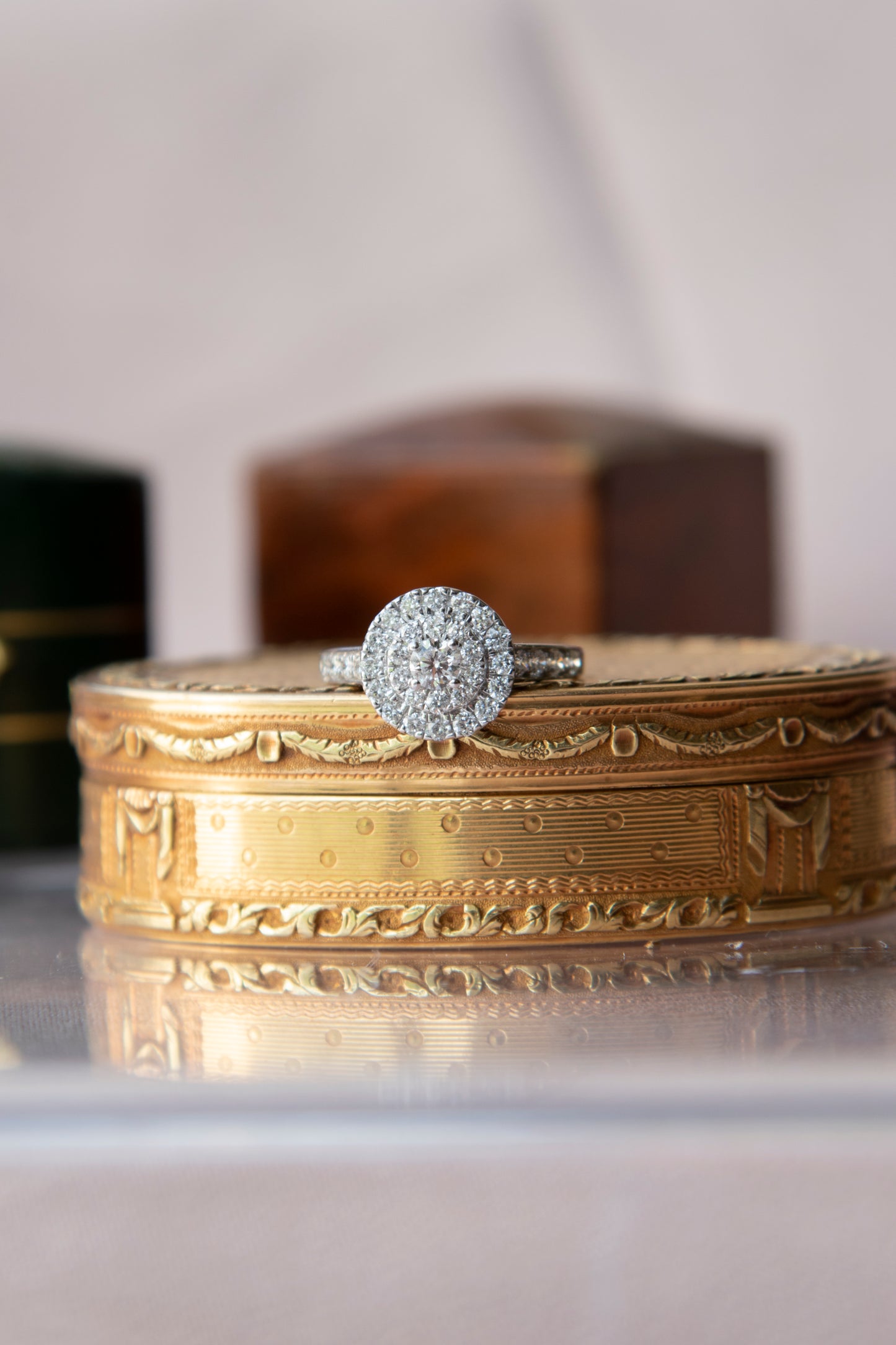 Anillo modelo triple halo, oro blanco y brillantes