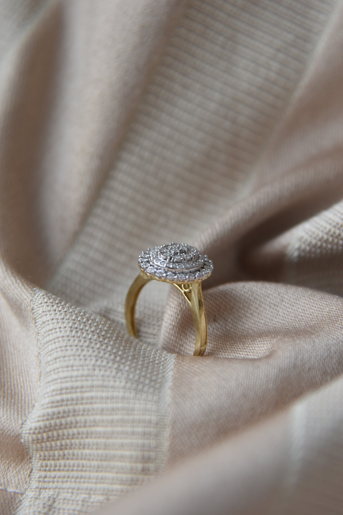 Anillo modelo triple halo, oro amarillo, oro blanco y brillantes