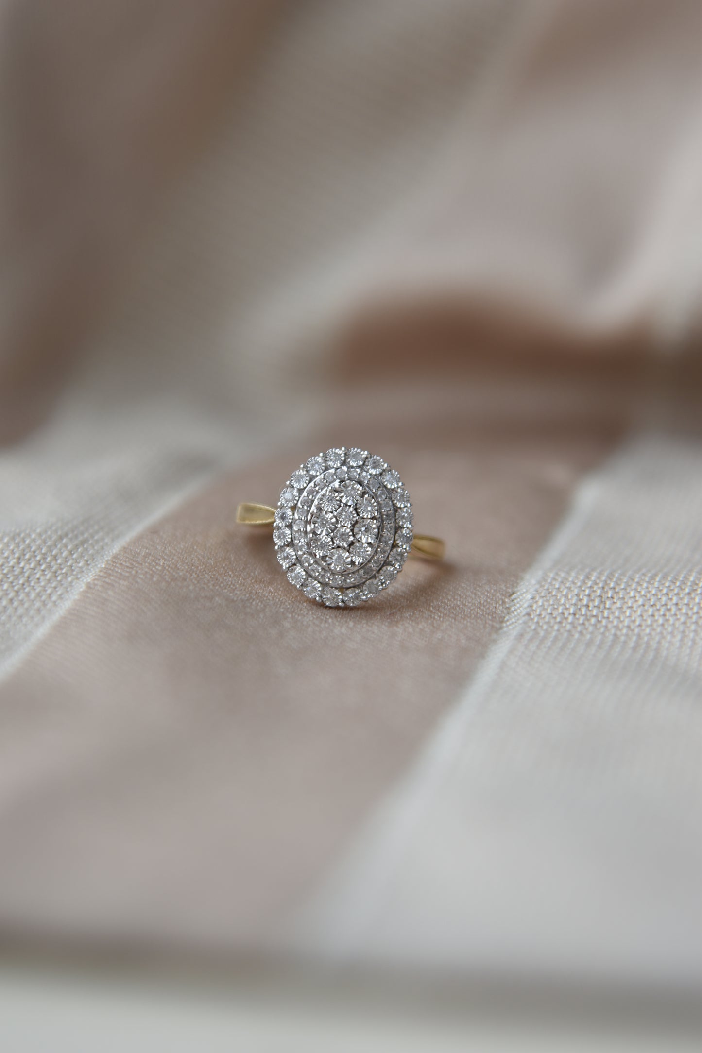 Anillo modelo triple halo, oro amarillo, oro blanco y brillantes