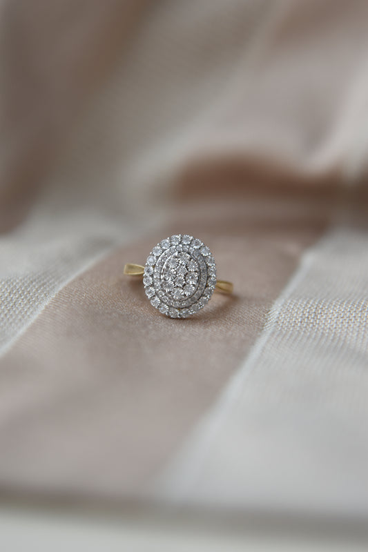 Anillo modelo triple halo, oro amarillo, oro blanco y brillantes