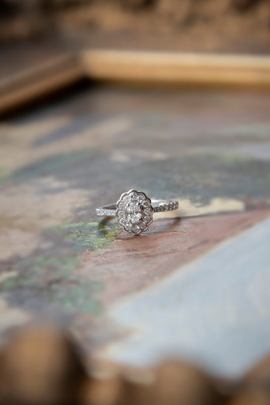 Anillo modelo halo floral, oro blanco y brillantes