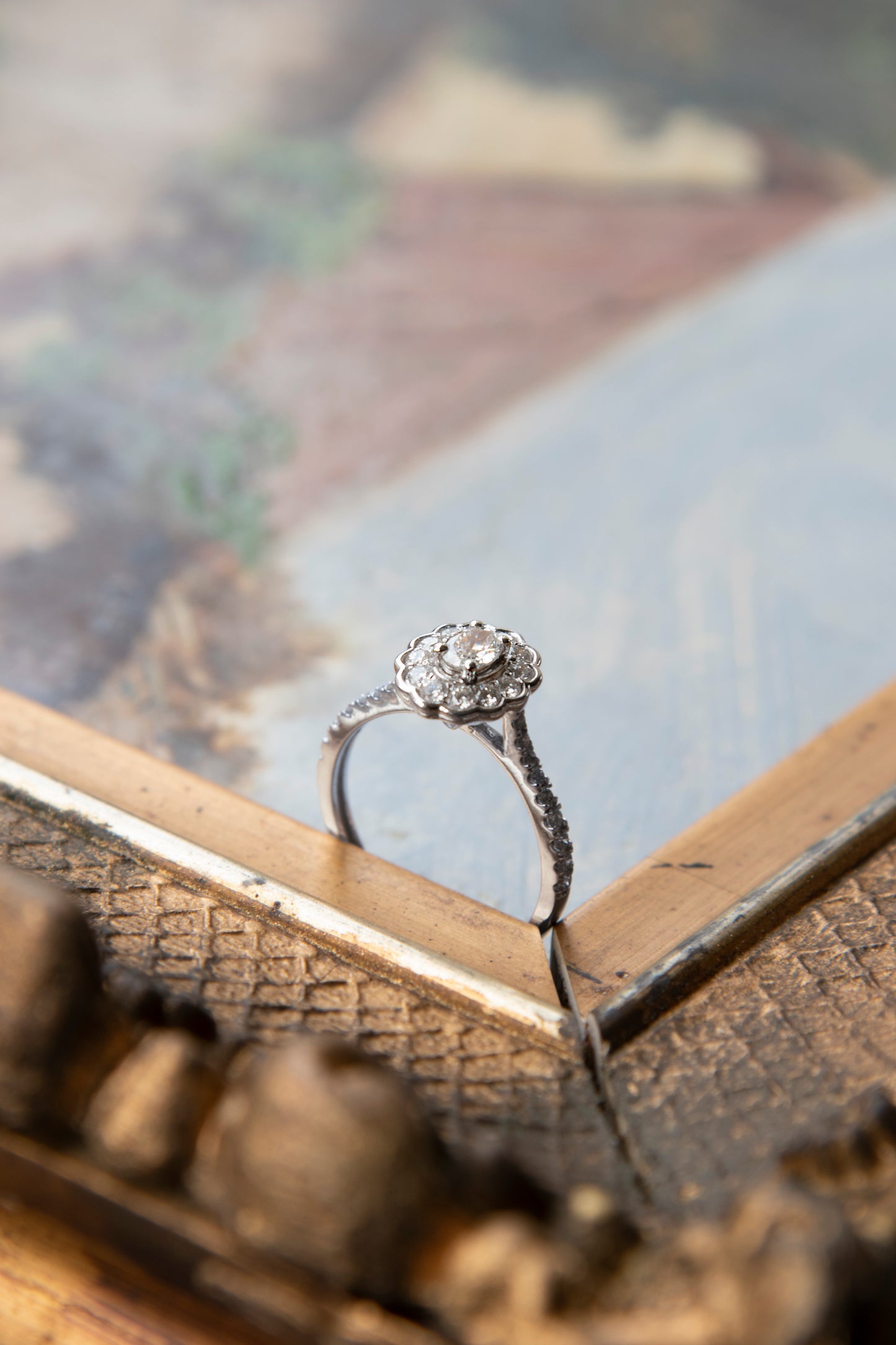 Anillo modelo halo floral, oro blanco y brillantes