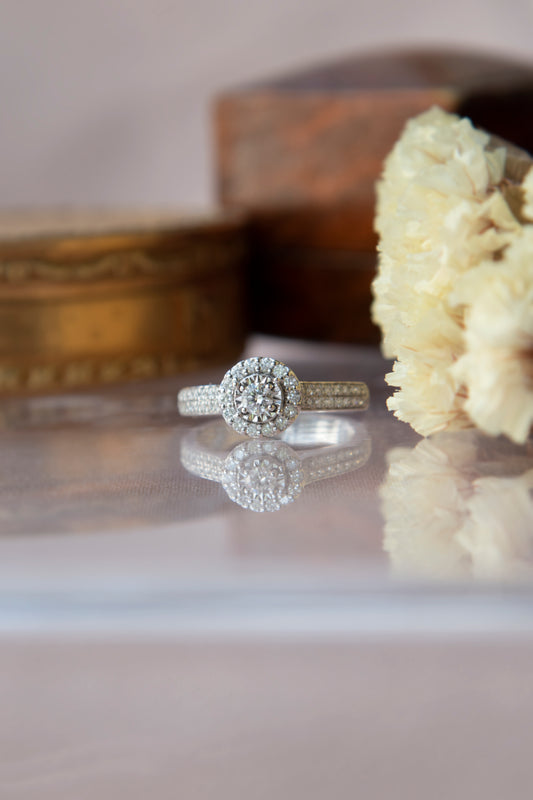 Anillo modelo halo, oro blanco y brillantes