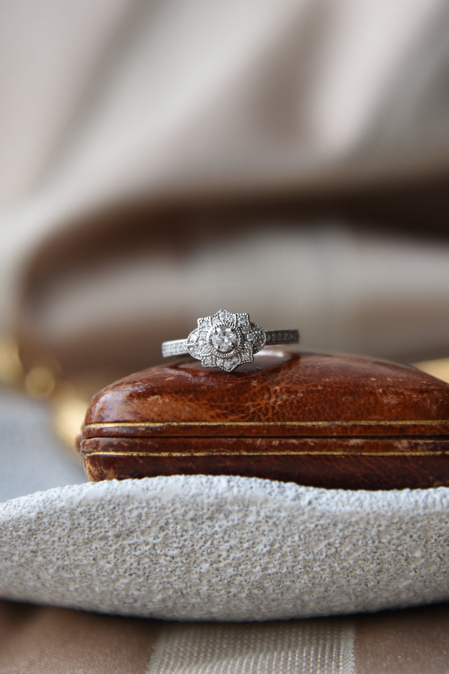 Anillo estilo Art Déco, oro blanco y brillantes