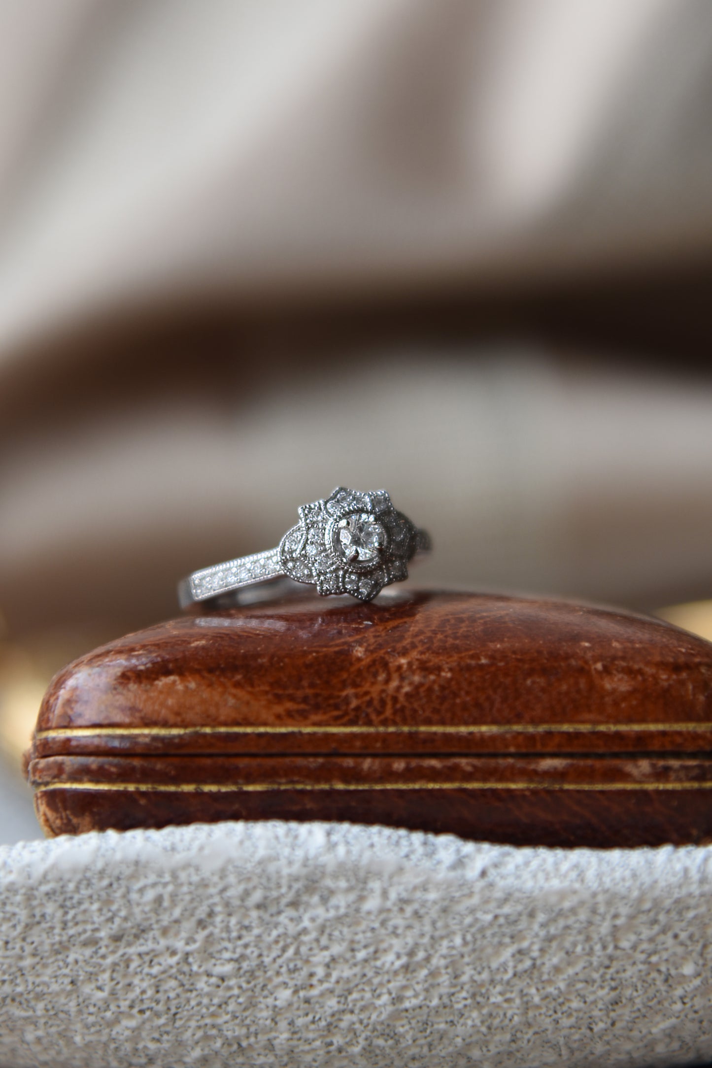 Anillo estilo Art Déco, oro blanco y brillantes