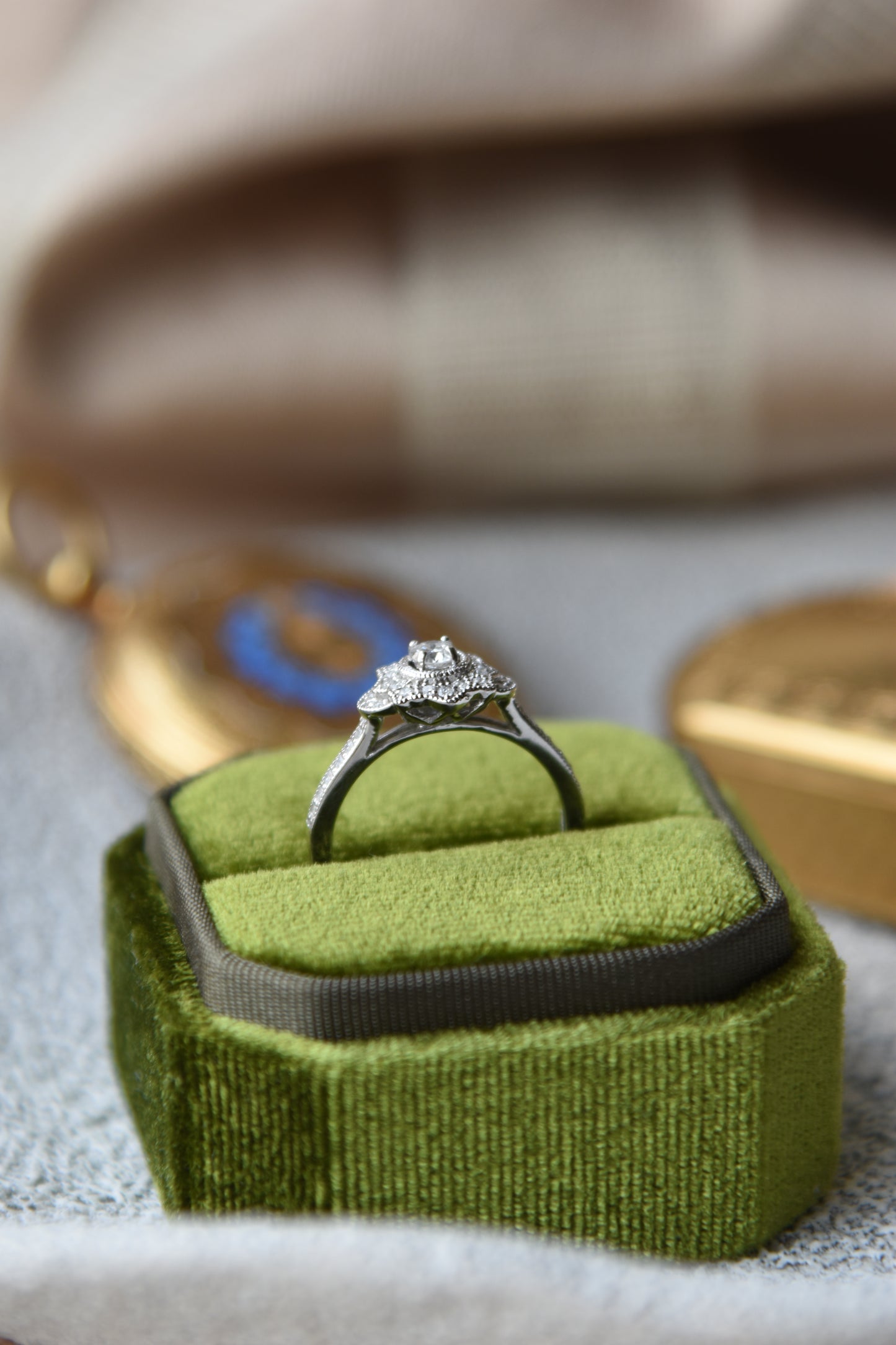 Anillo estilo Art Déco, oro blanco y brillantes