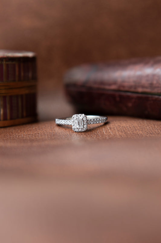 Anillo halo octogonal, oro blanco y diamantes