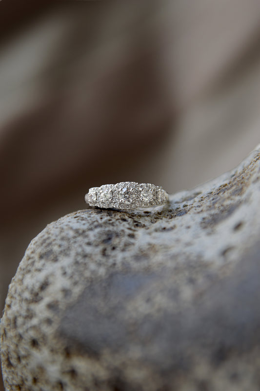 Anillo modelo quintillo halo, oro blanco y brillantes