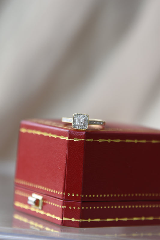 Anillo modelo halo cuadrado, oro amarillo y brillantes