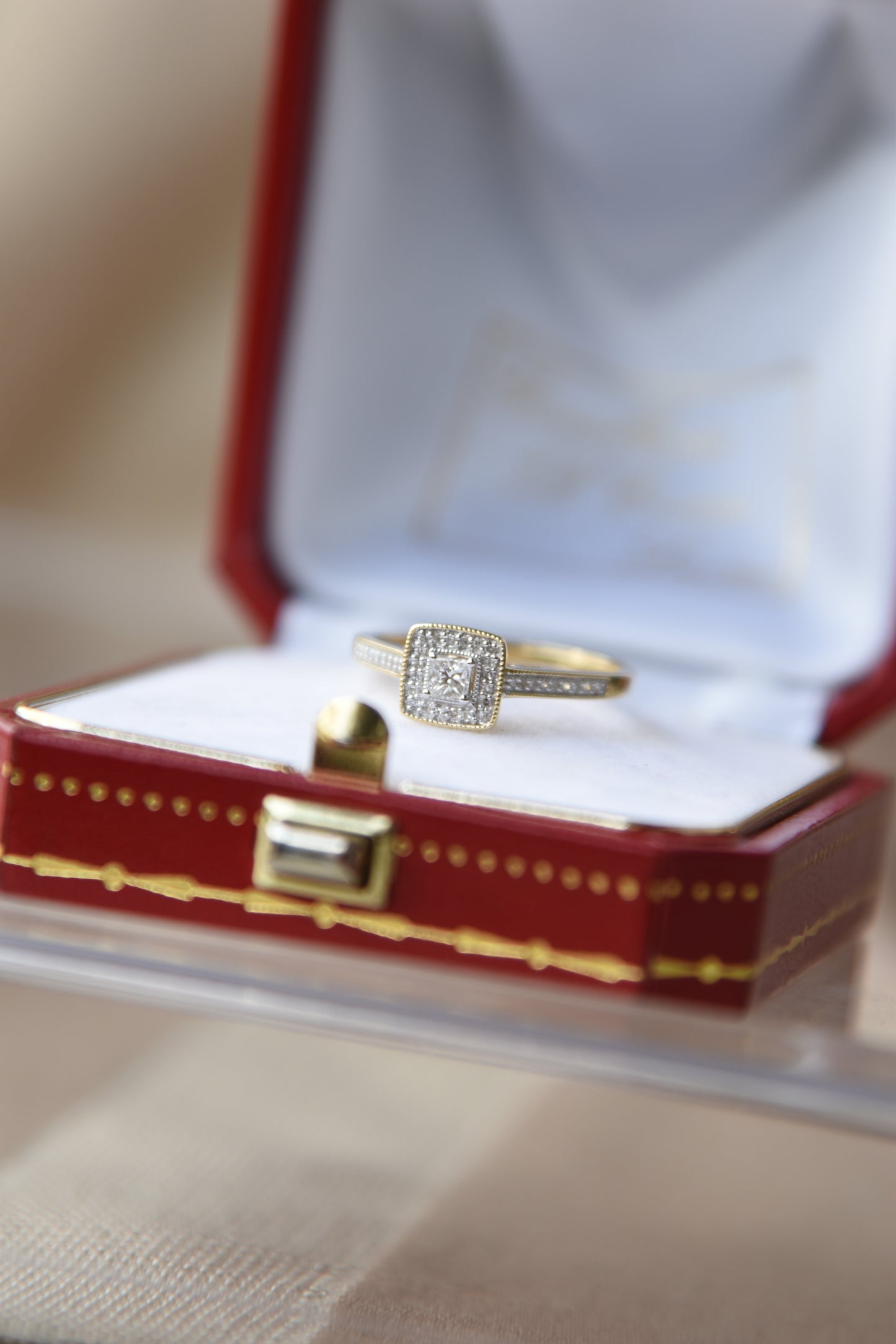 Anillo modelo halo cuadrado, oro amarillo y brillantes