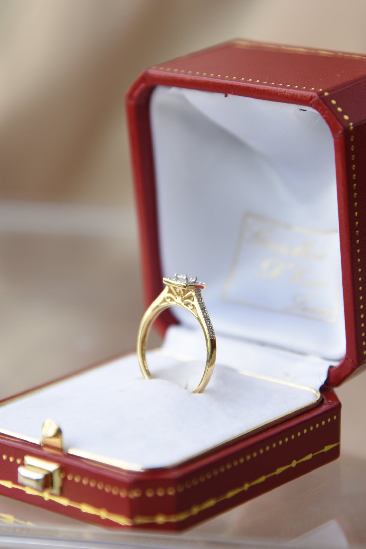 Anillo modelo halo cuadrado, oro amarillo y brillantes