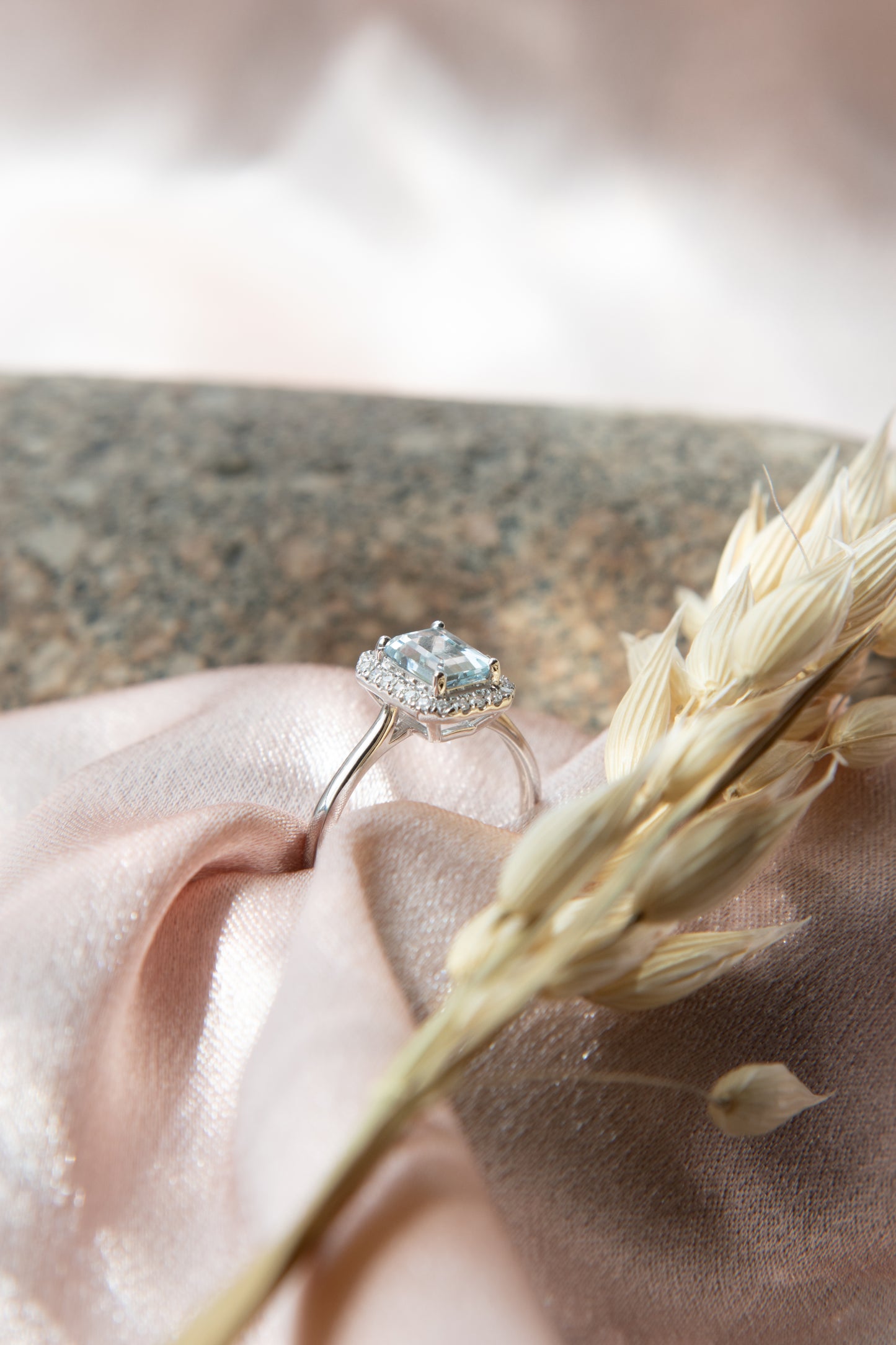 Anillo modelo halo octogonal, oro blanco, aguamarina y brillantes