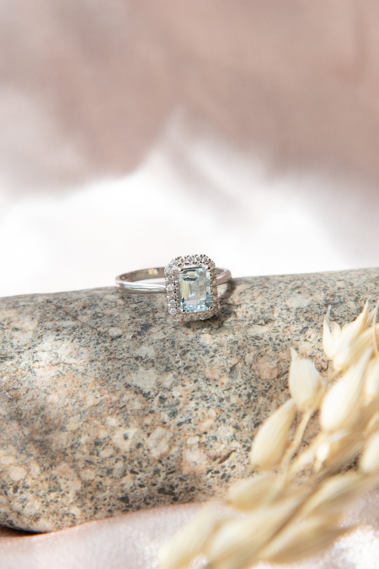 Anillo modelo halo octogonal, oro blanco, aguamarina y brillantes