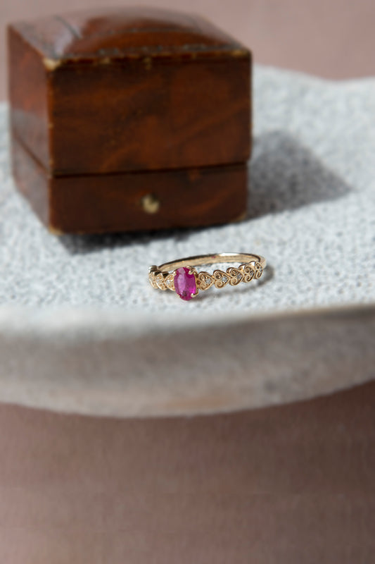 Anillo modelo solitario, oro amarillo y rubí