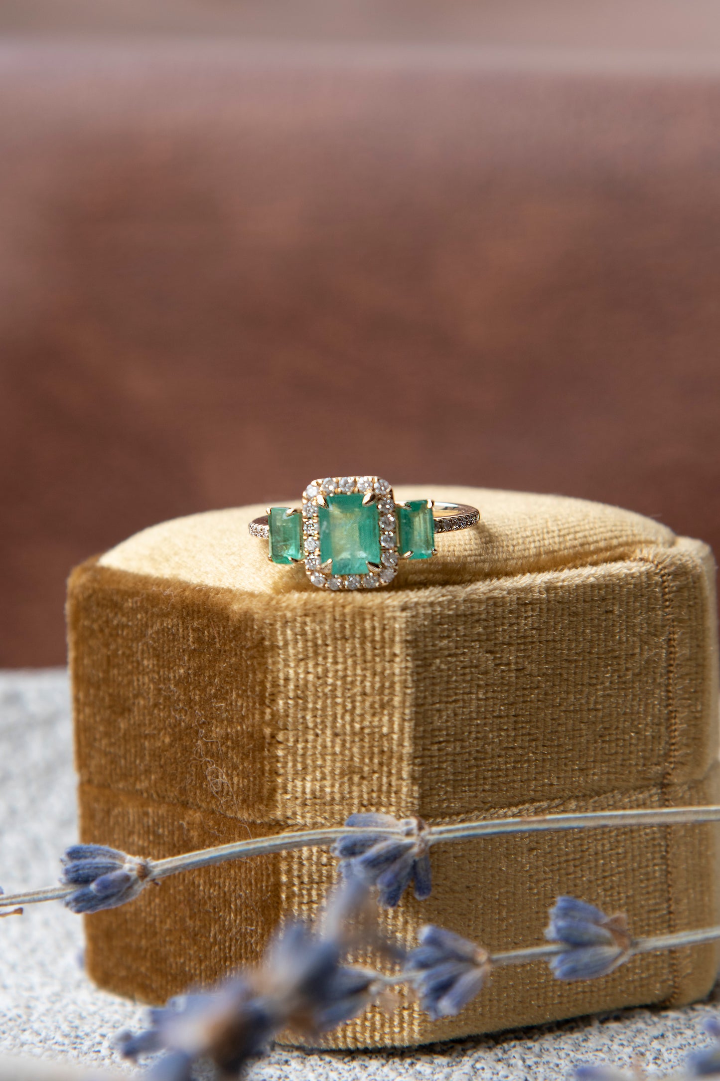 Anillo modelo tricillo, oro blanco, esmeraldas y brillantes