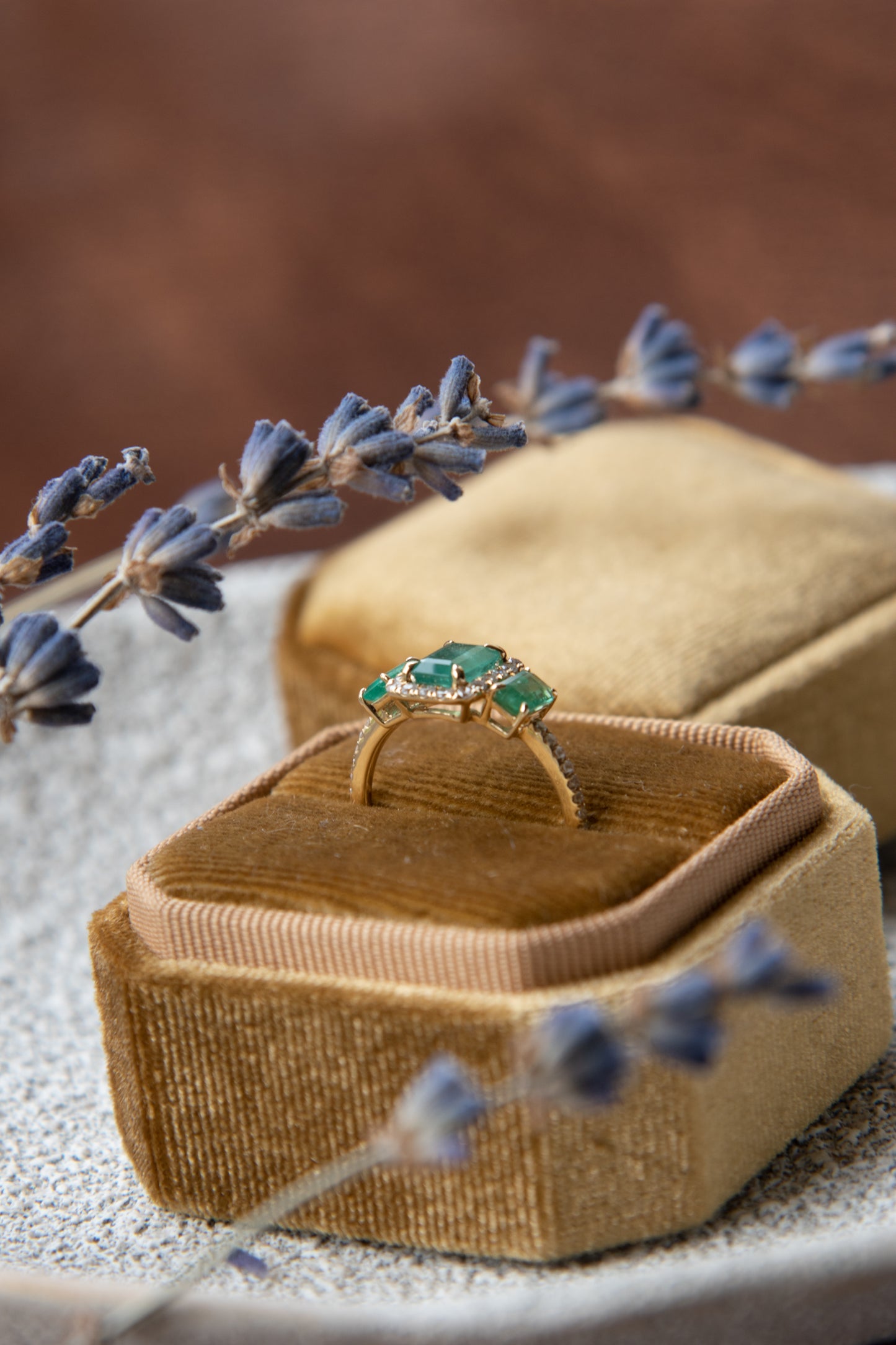 Anillo modelo tricillo, oro blanco, esmeraldas y brillantes