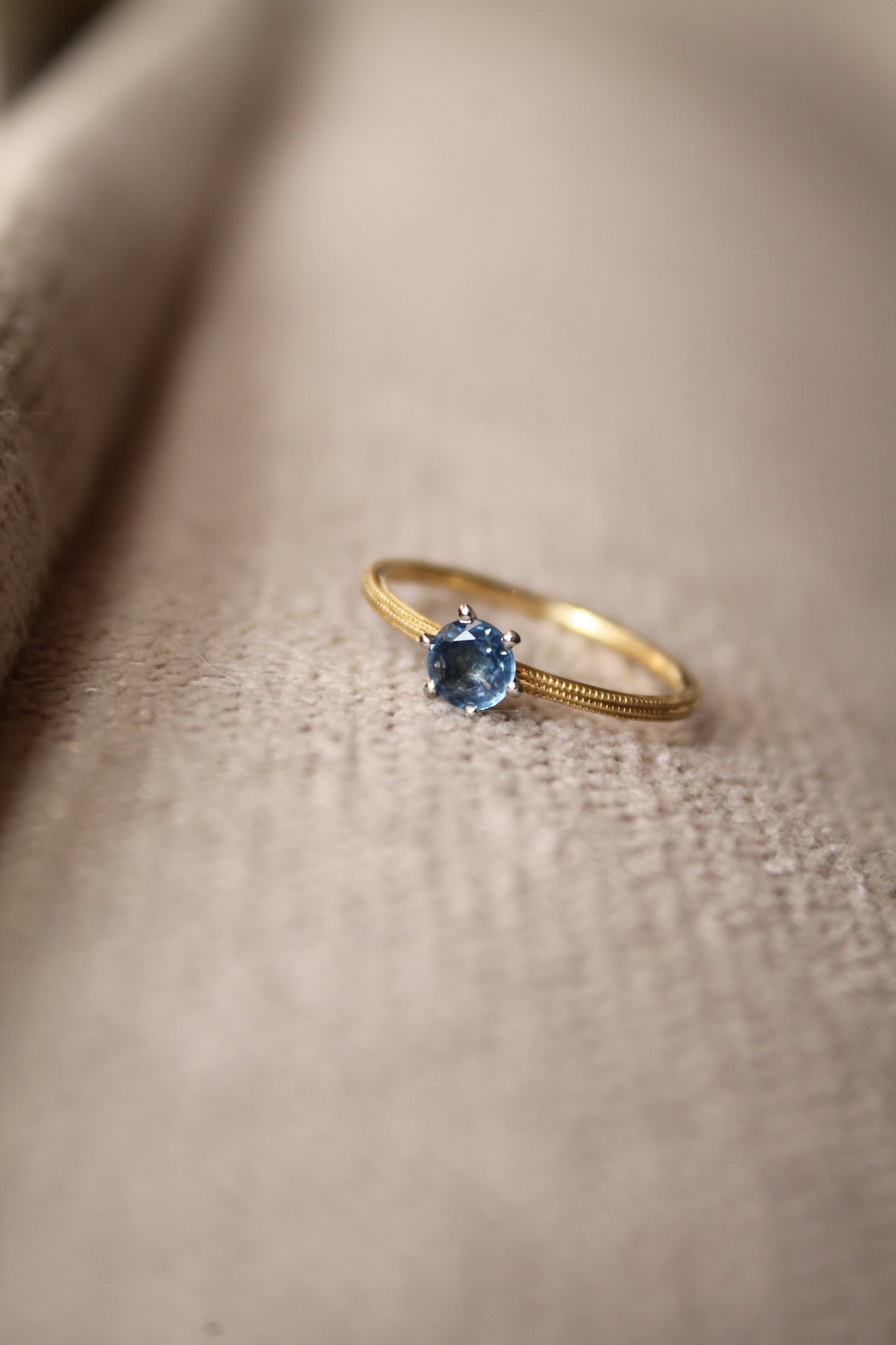 Anillo solitario oro amarillo y zafiro