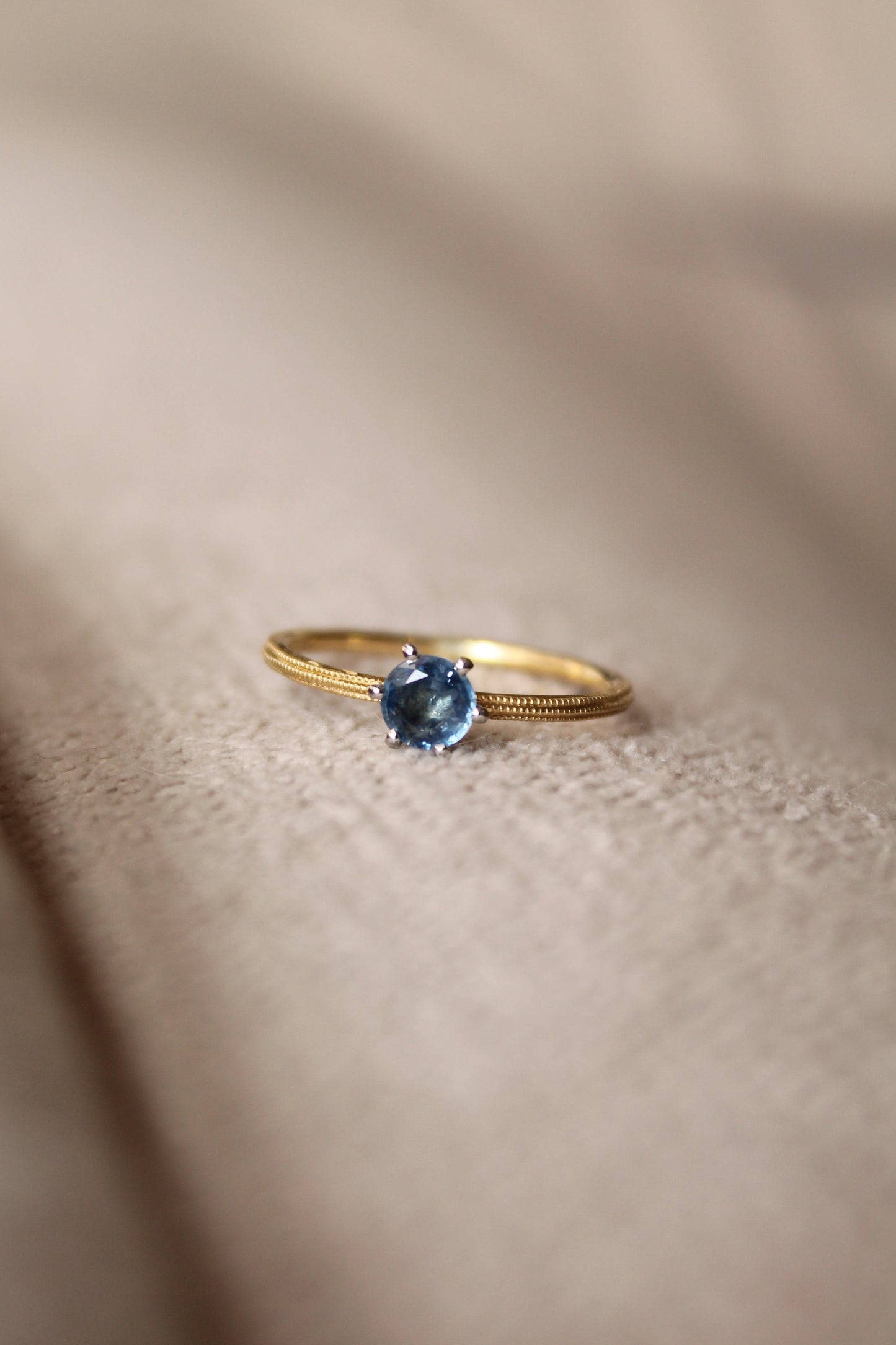 Anillo solitario oro amarillo y zafiro